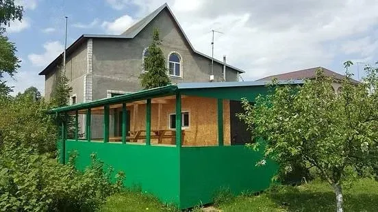 Огороженный вольер для летних прогулок рядом с домом питомника